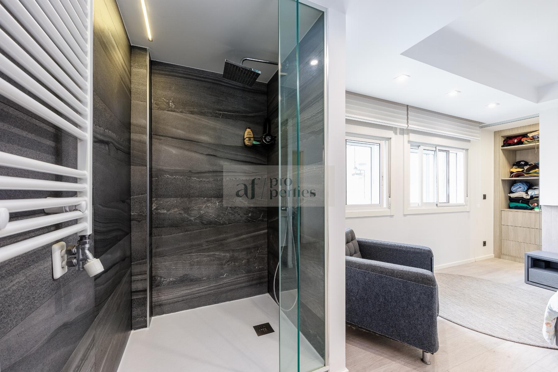 Suite bathroom