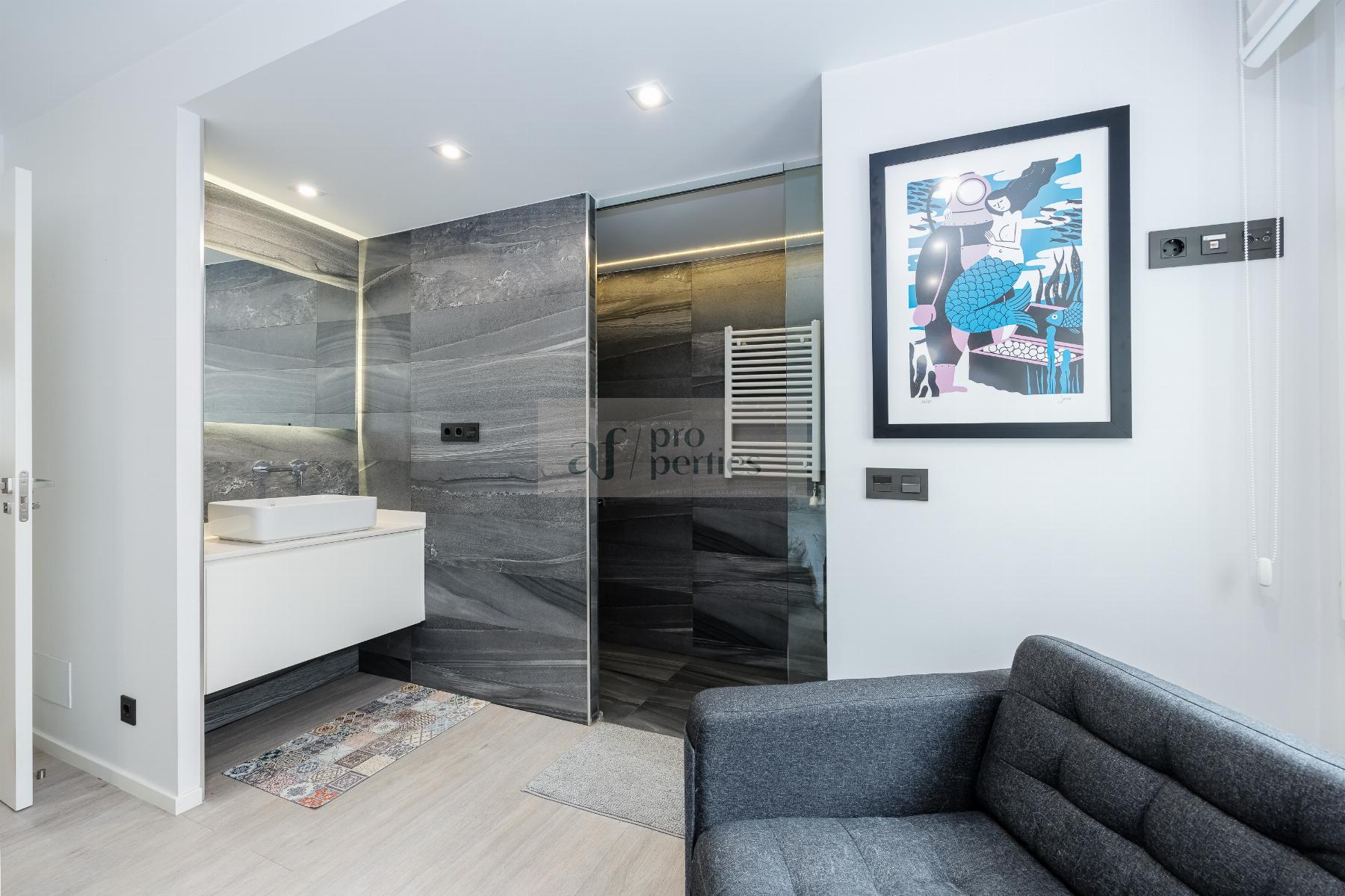 Suite bathroom