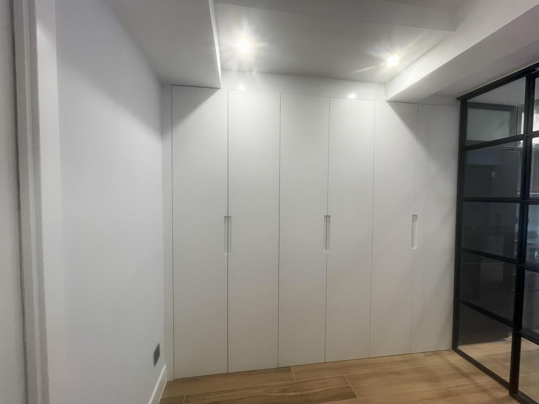 Kleiderschrank
