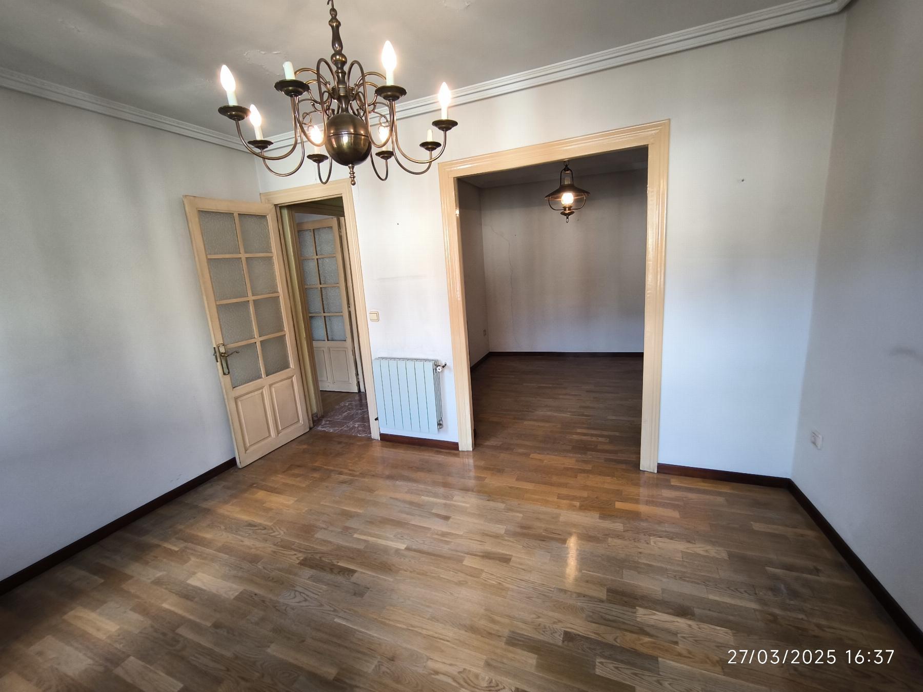 For sale of flat in Villaviciosa