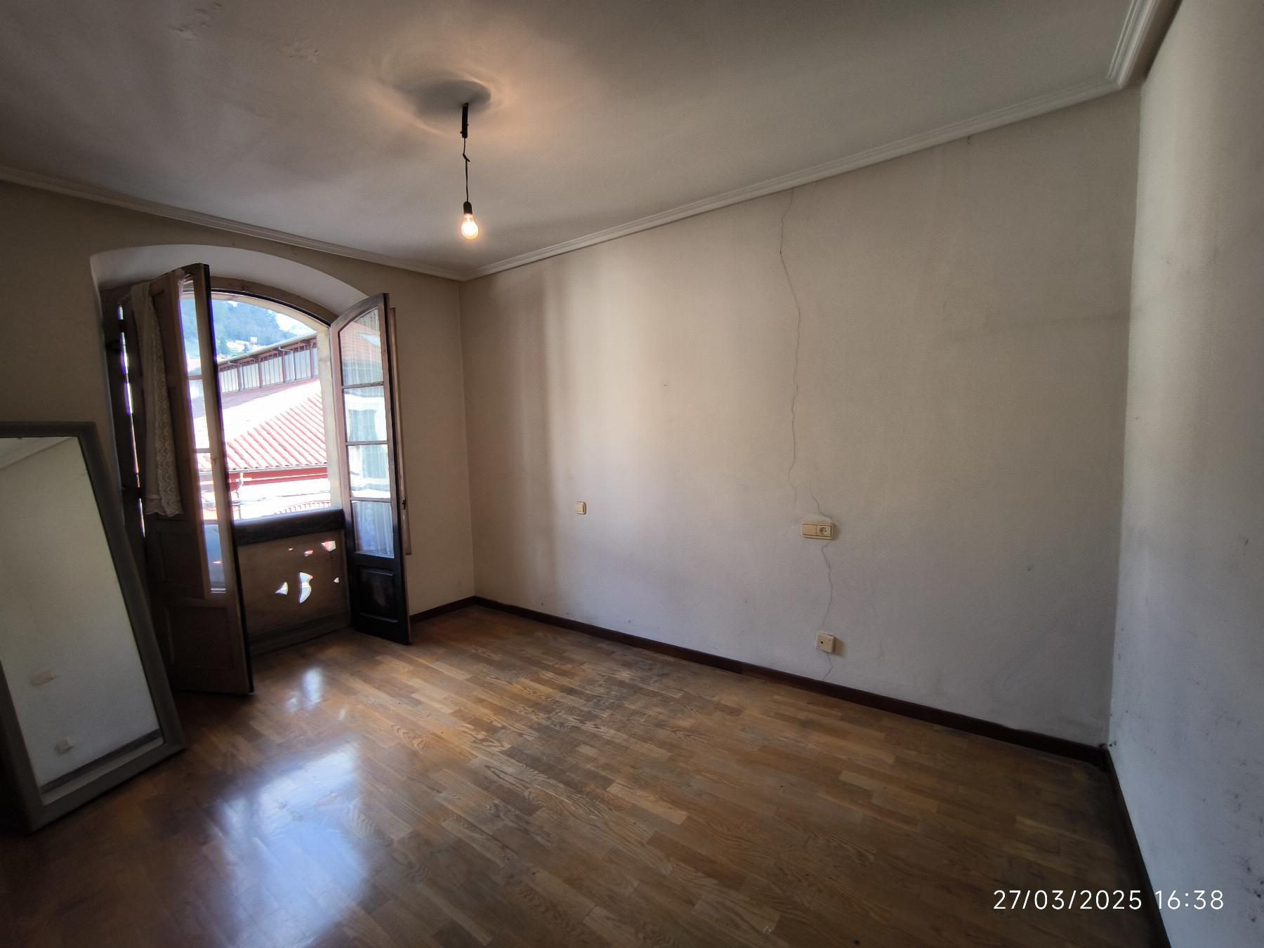 For sale of flat in Villaviciosa