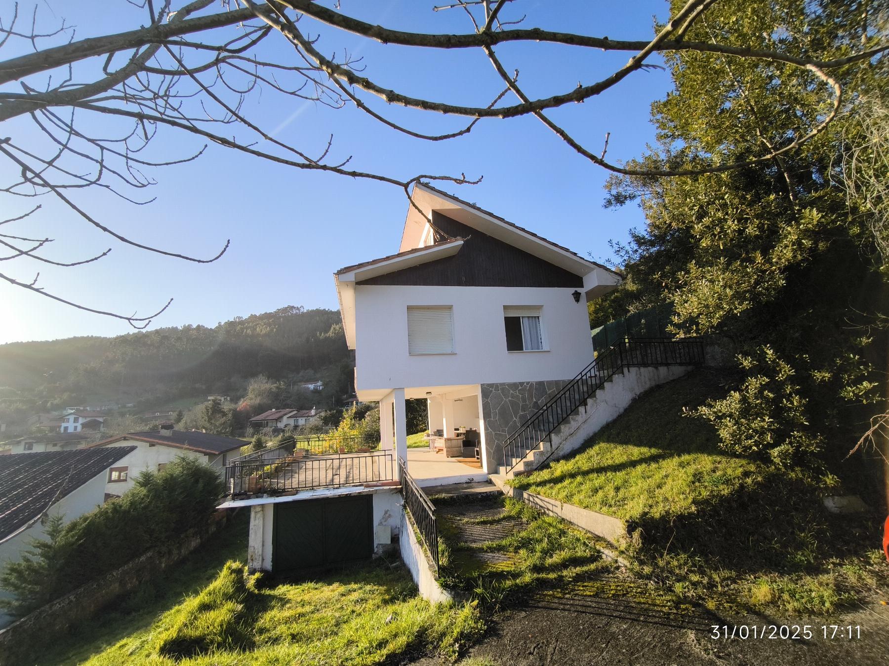 For sale of house in Villaviciosa