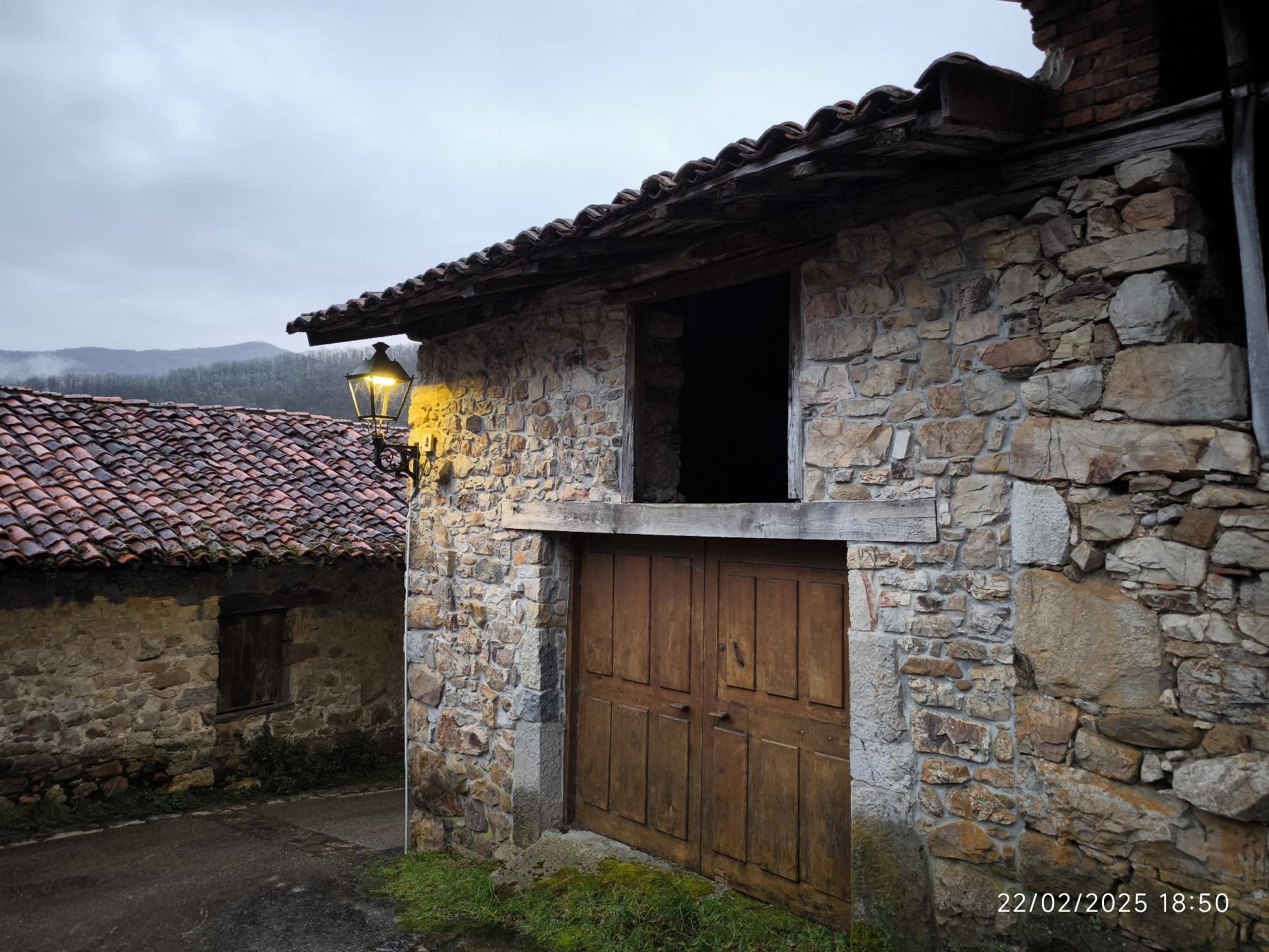 For sale of house in Sobrescobio