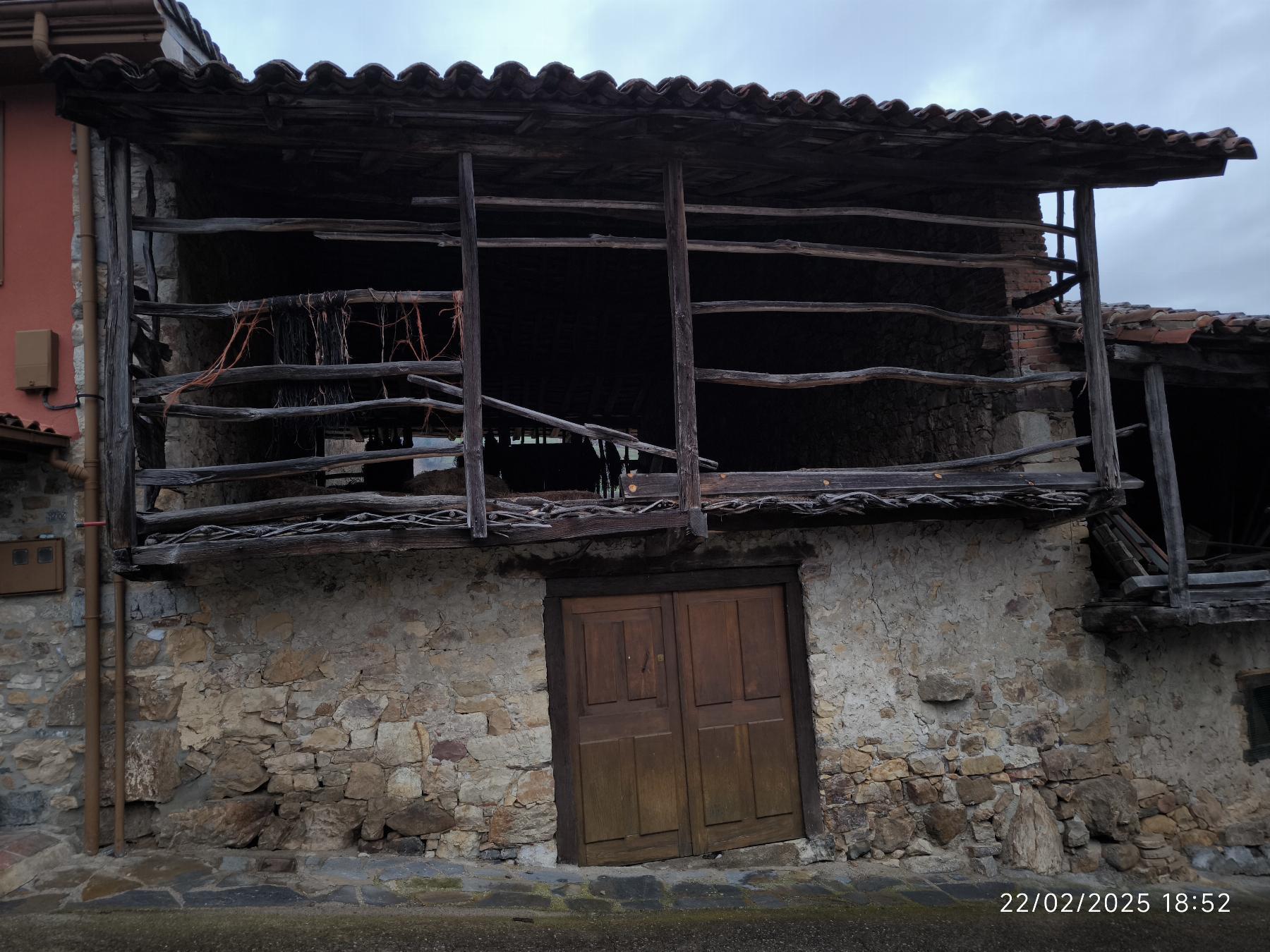 For sale of house in Sobrescobio
