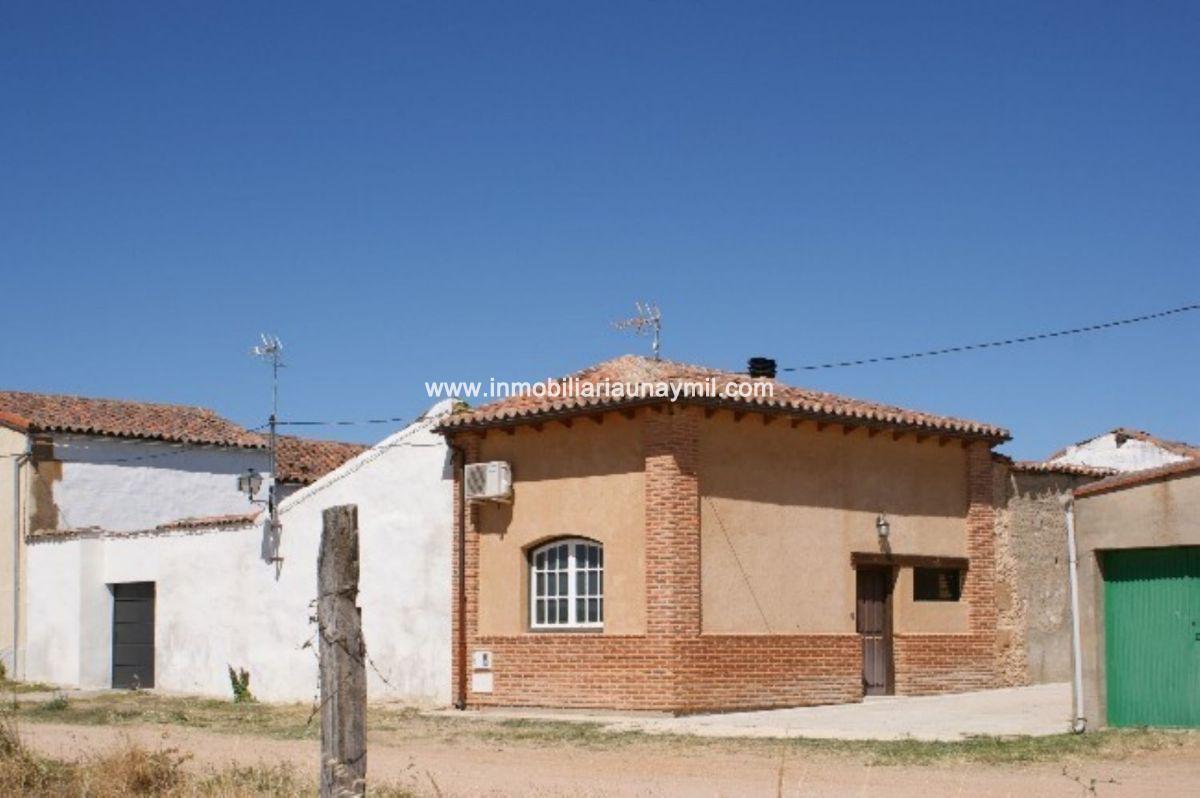 For sale of house in Espino de la Orbada