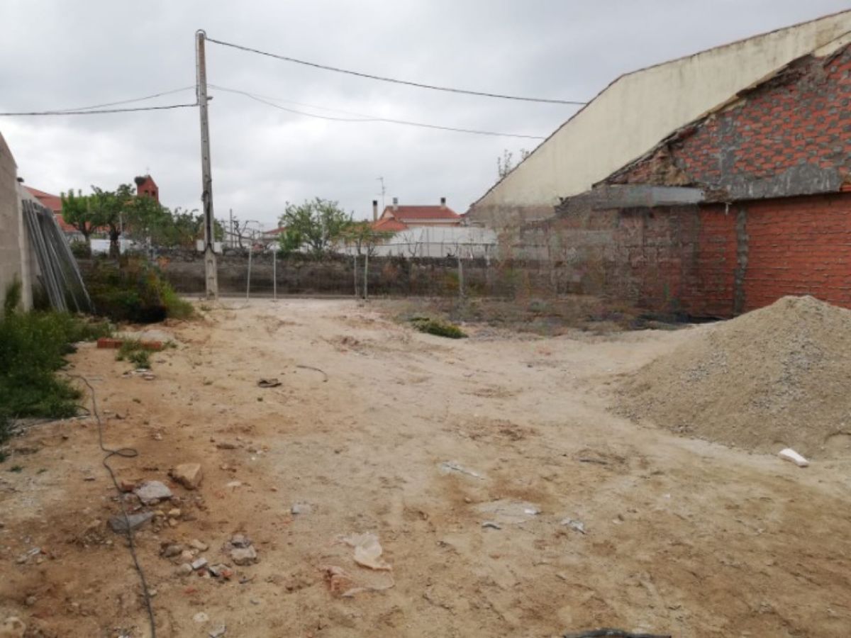 For sale of land in Valverdón