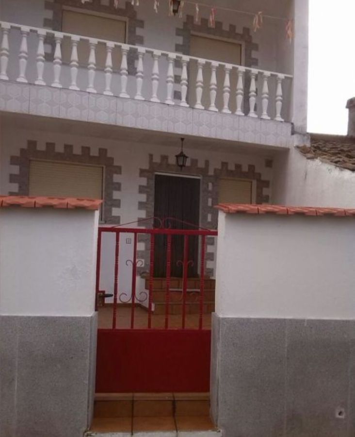 For sale of house in Fuentes de Oñoro