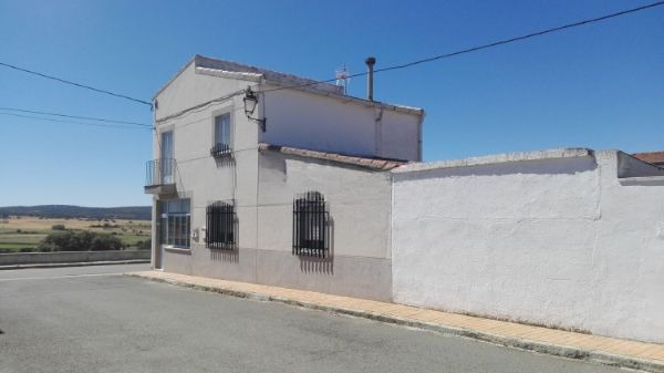 For sale of house in Pedrosillo de los Aires