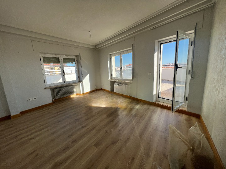 For sale of penthouse in Salamanca