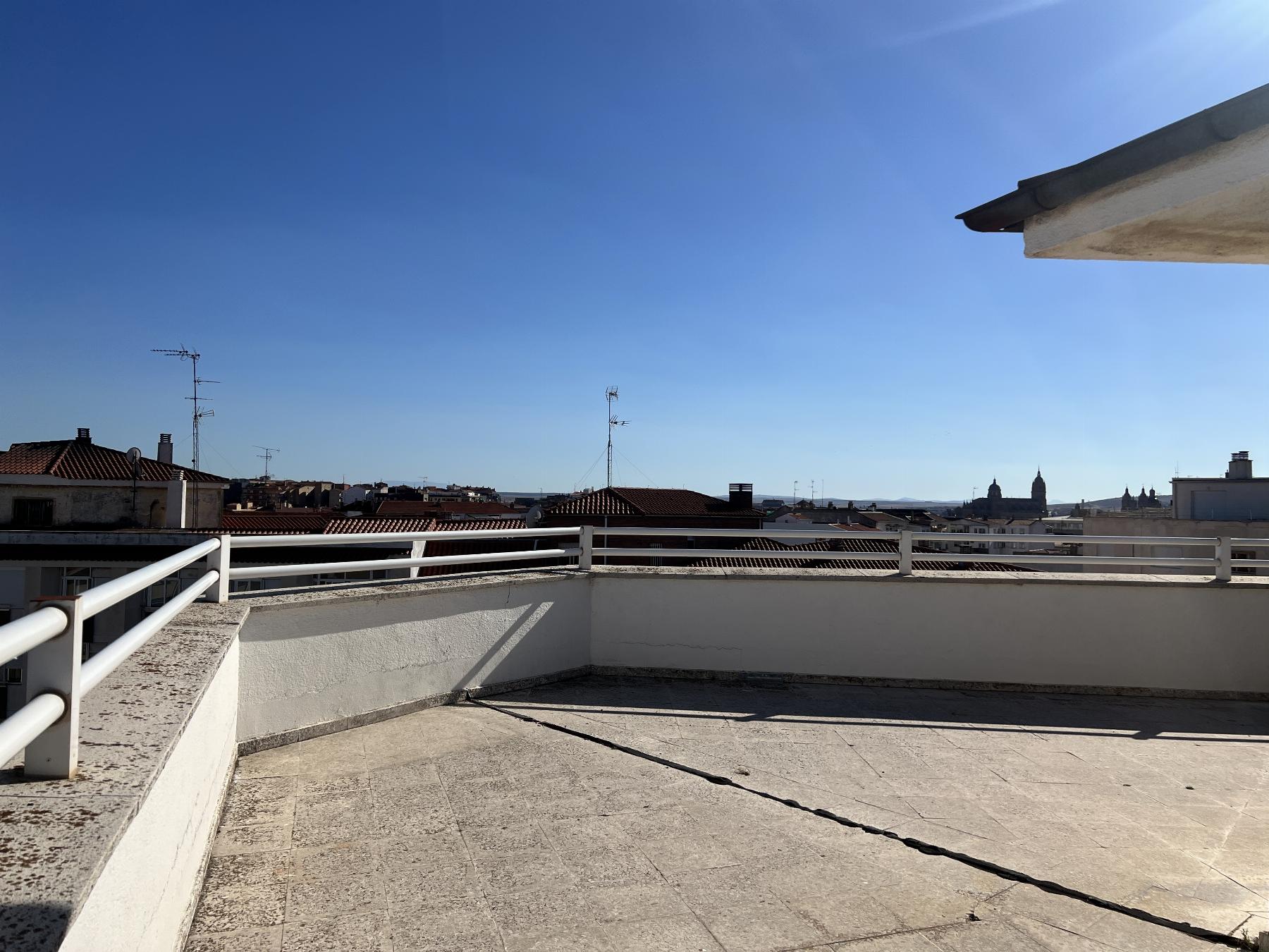 For sale of penthouse in Salamanca