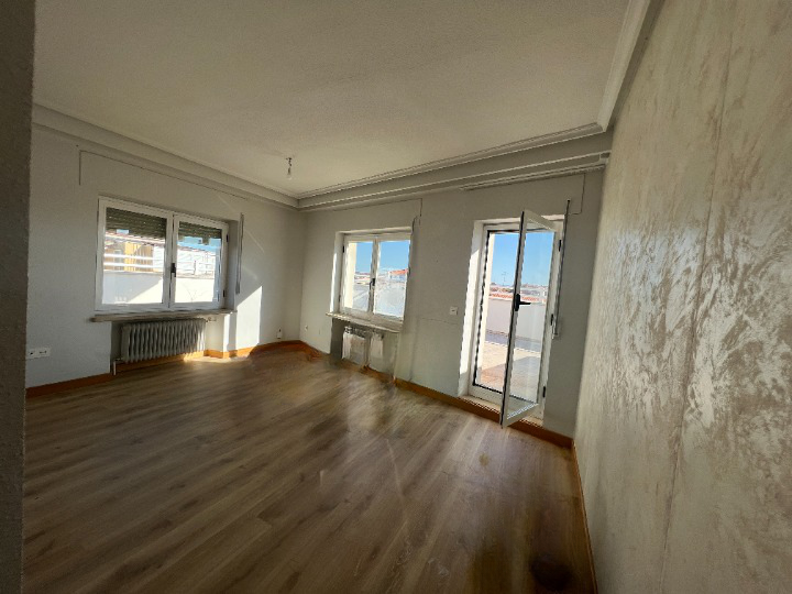 For sale of penthouse in Salamanca