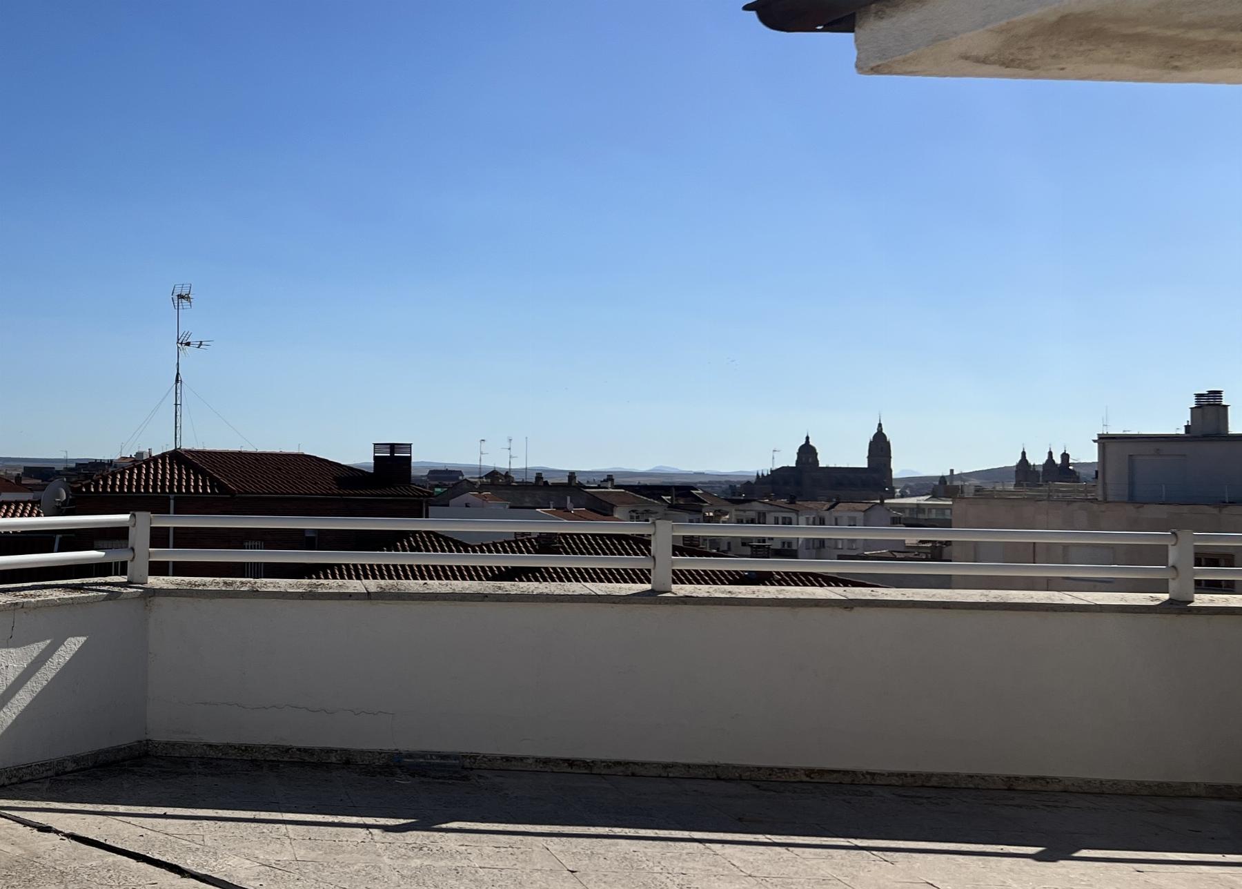 For sale of penthouse in Salamanca