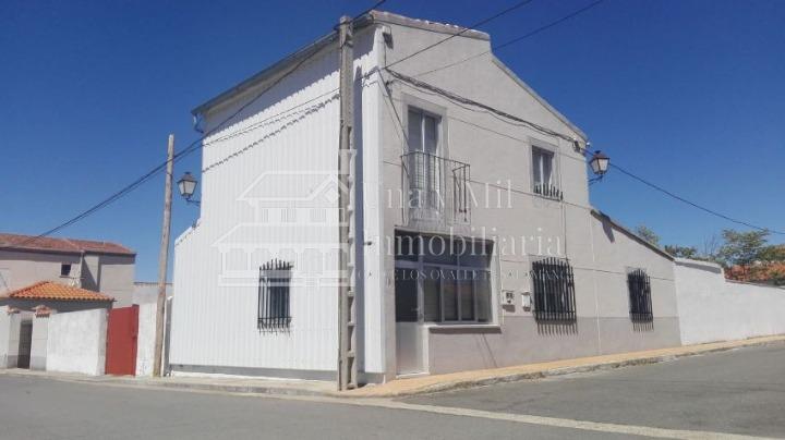 For sale of house in Pedrosillo de los Aires
