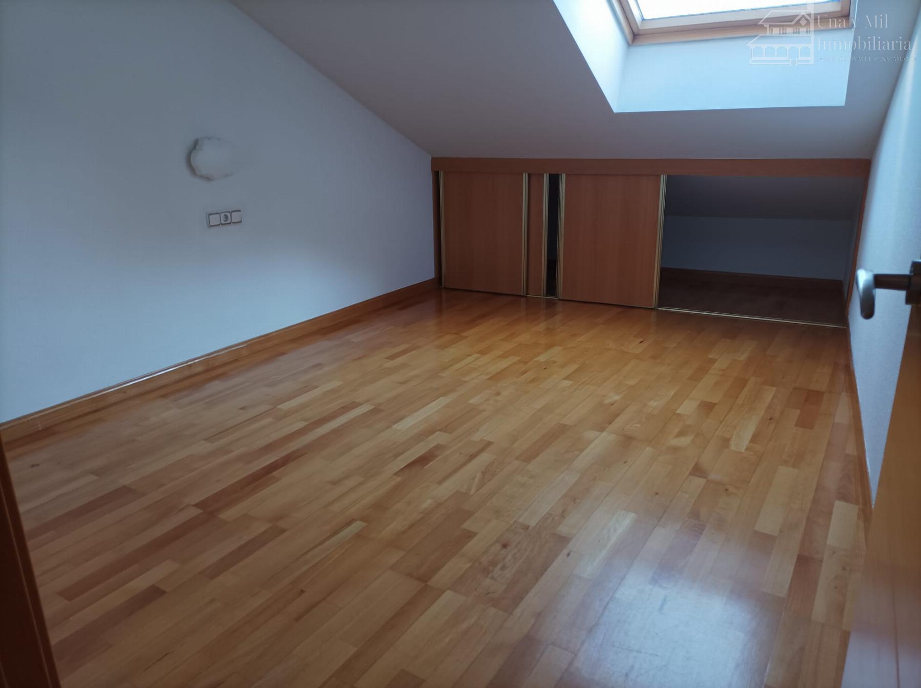For sale of flat in Villares de la Reina