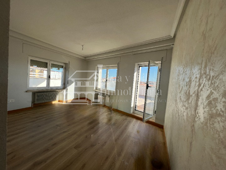 For sale of penthouse in Salamanca