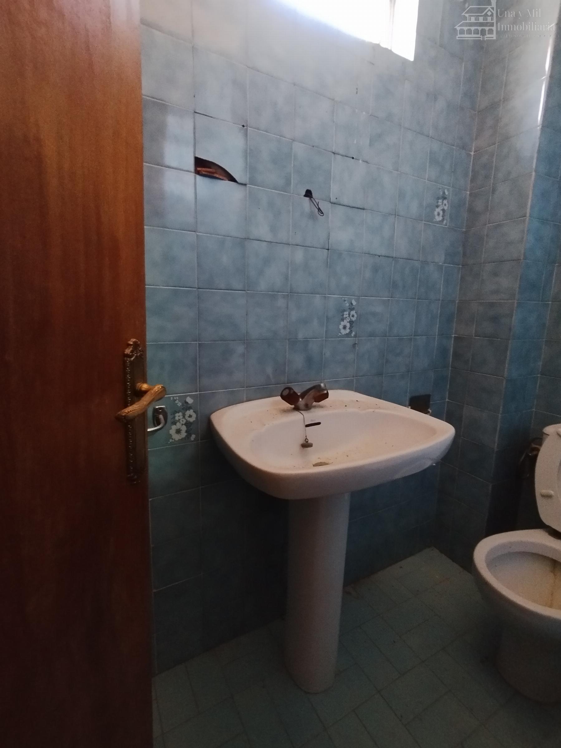 For sale of house in Castellanos de Villiquera