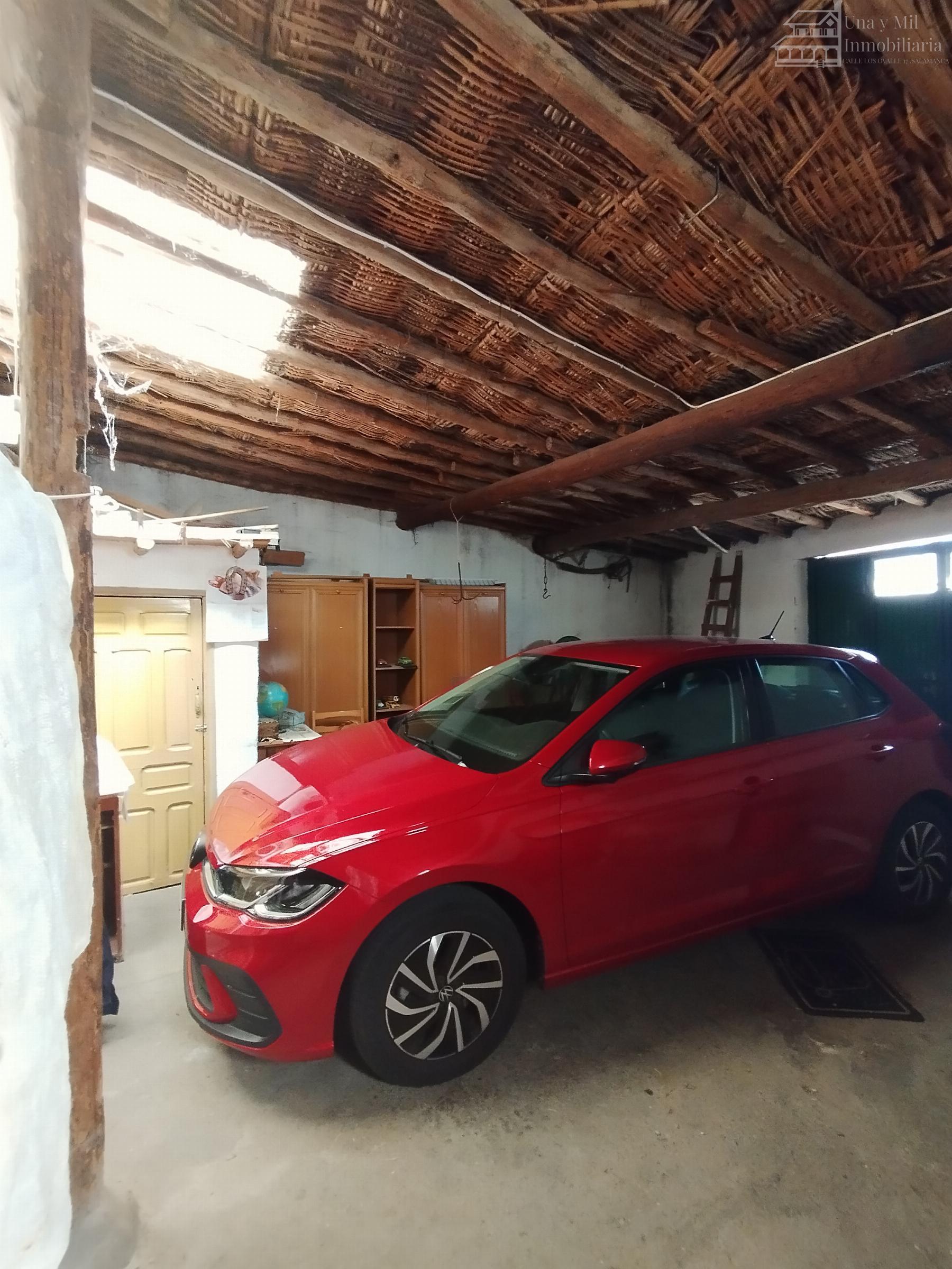 For sale of house in Castellanos de Villiquera