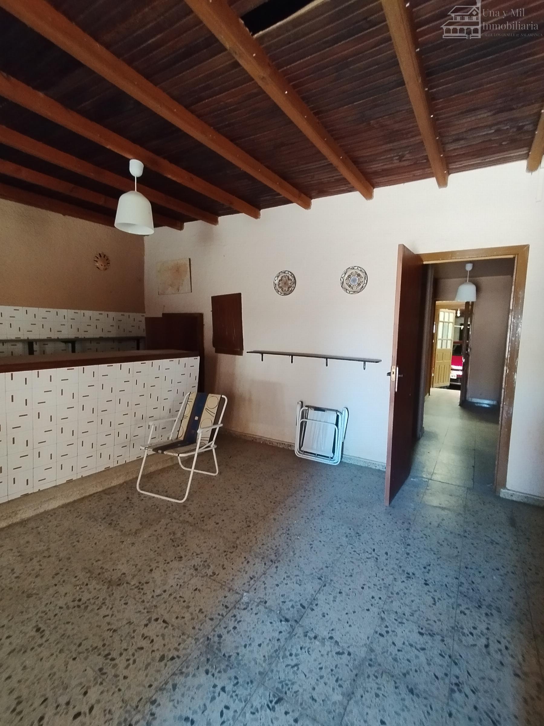 For sale of house in Castellanos de Villiquera