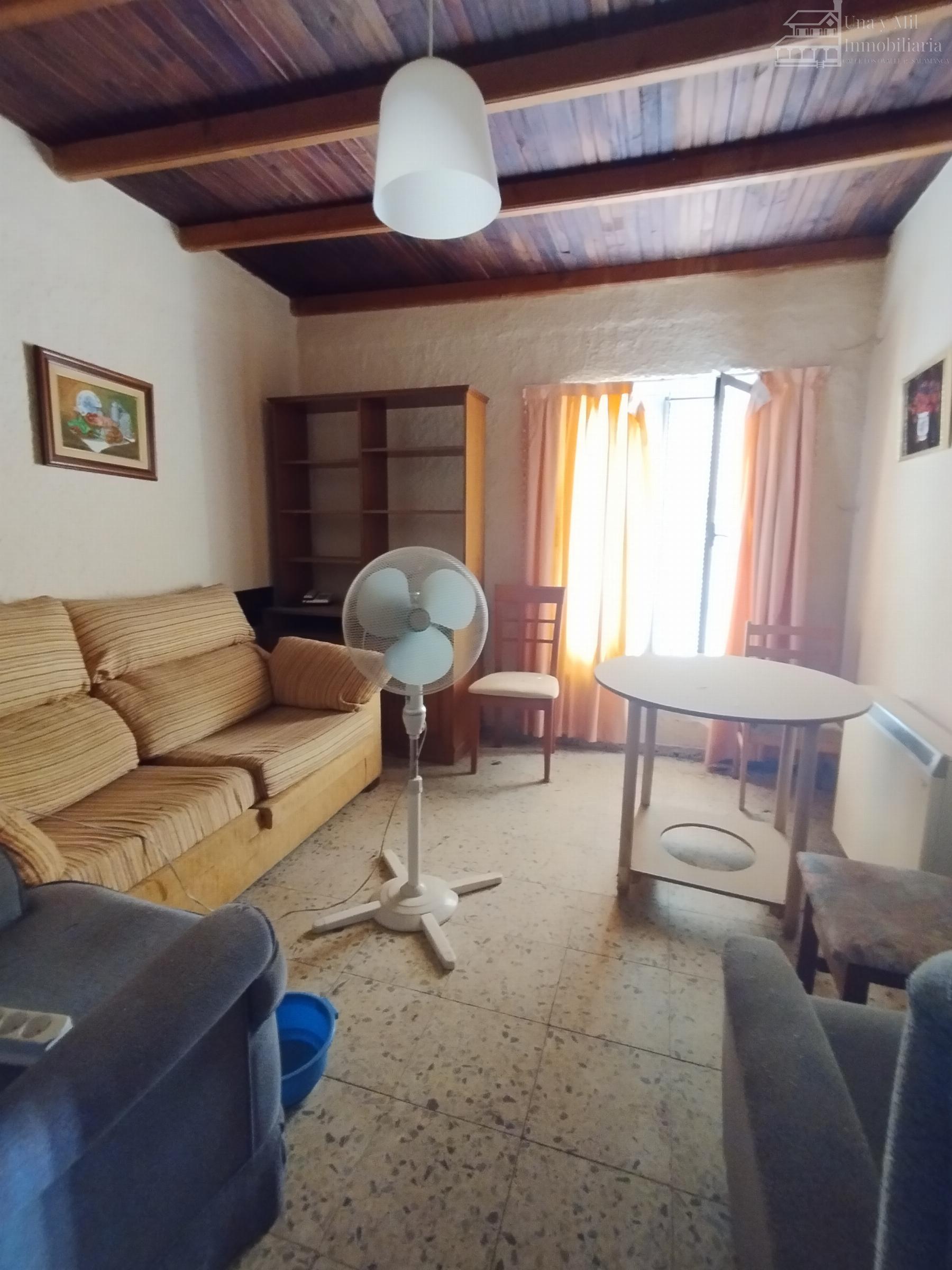 For sale of house in Castellanos de Villiquera