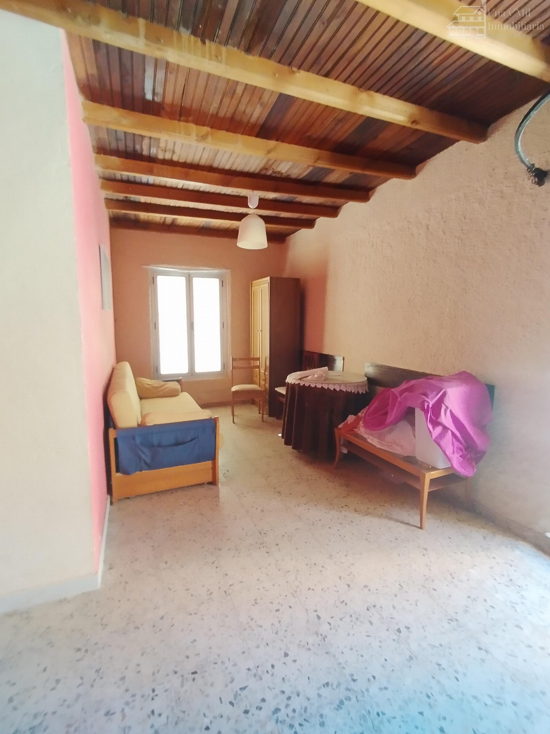 For sale of house in Castellanos de Villiquera