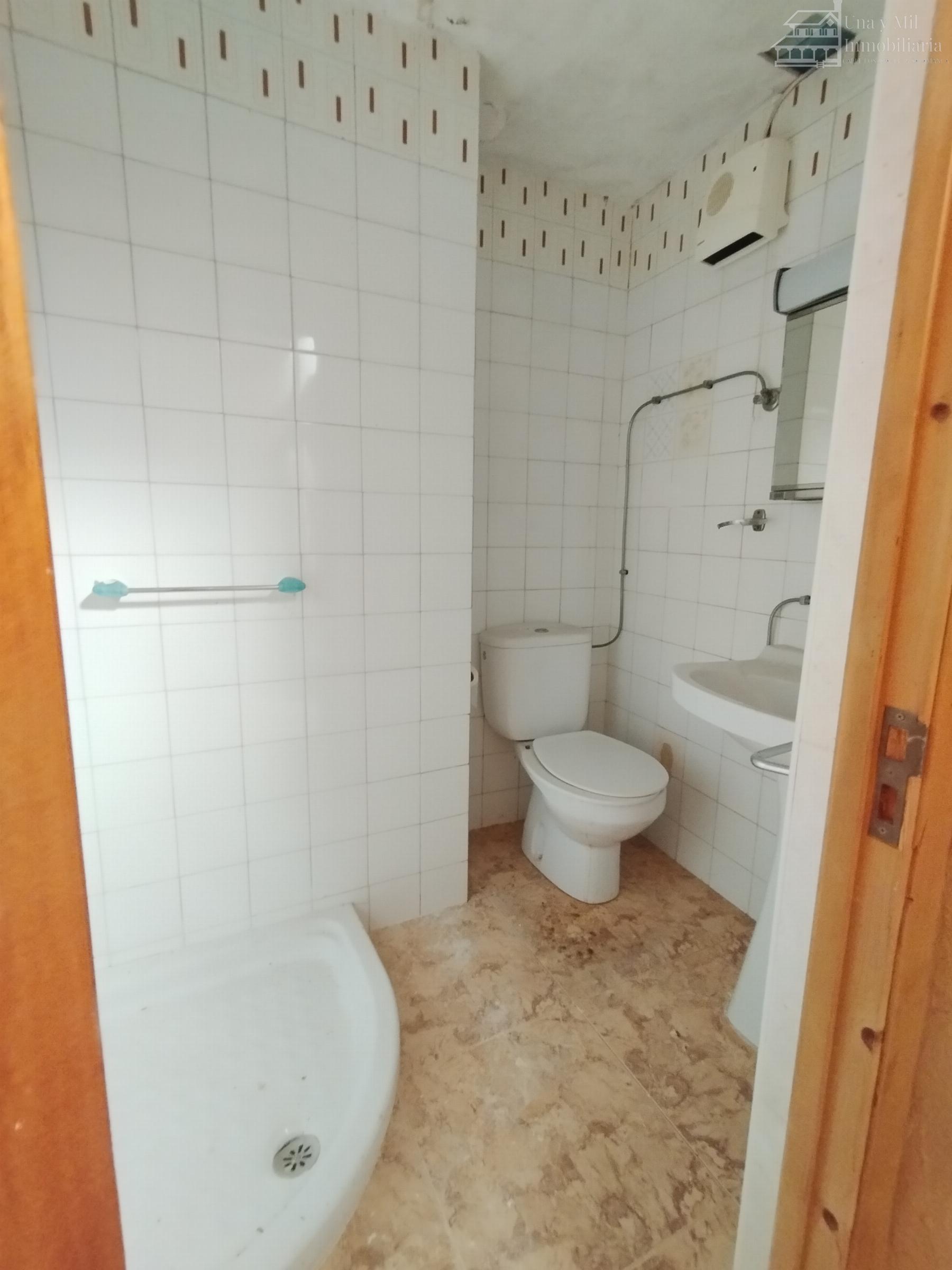 For sale of house in Castellanos de Villiquera