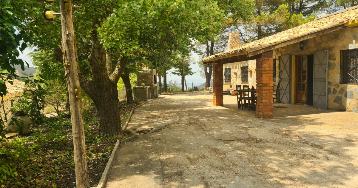 Venta de finca rústica en Confrides
