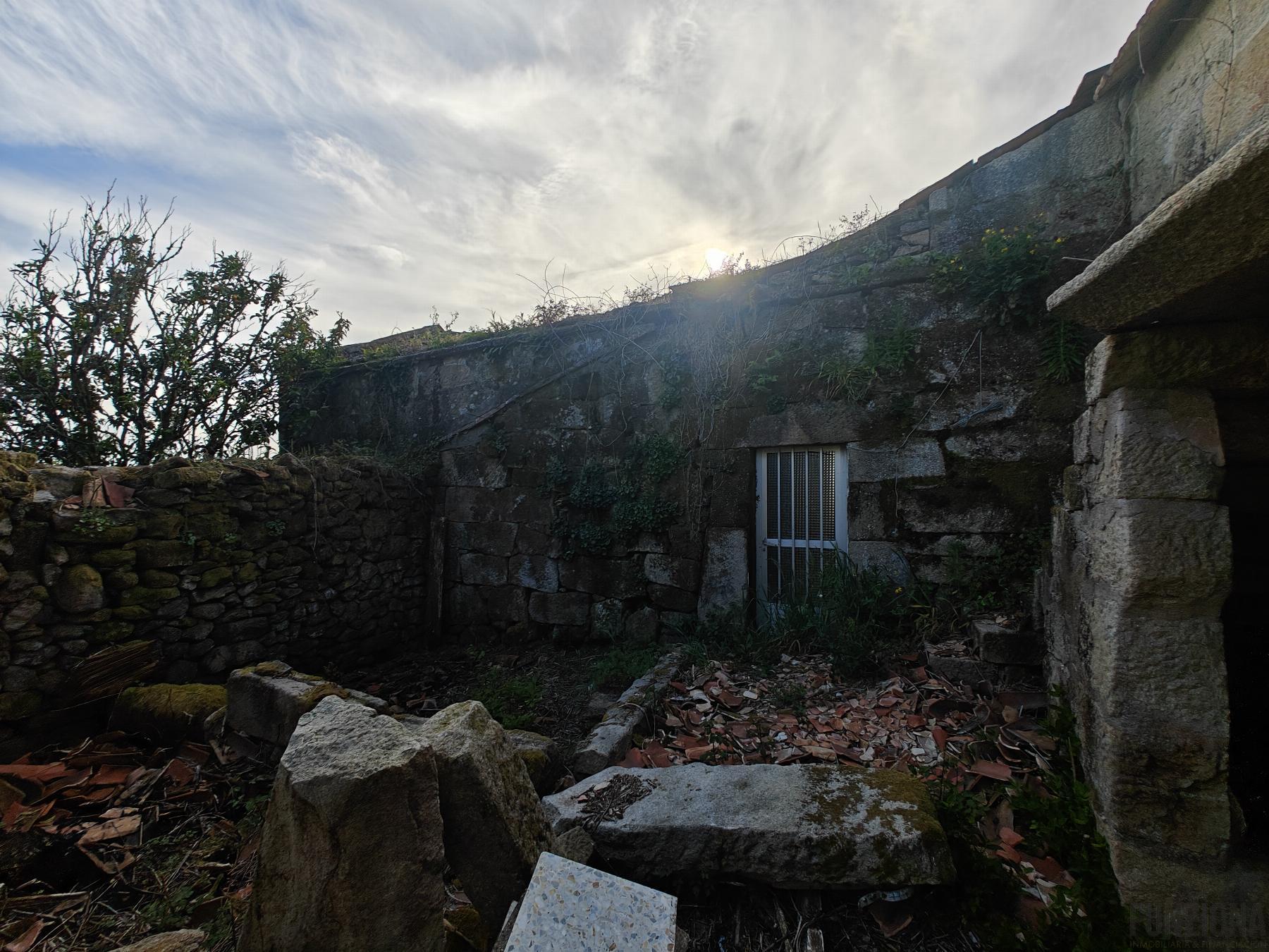 For sale of house in Ponte Caldelas