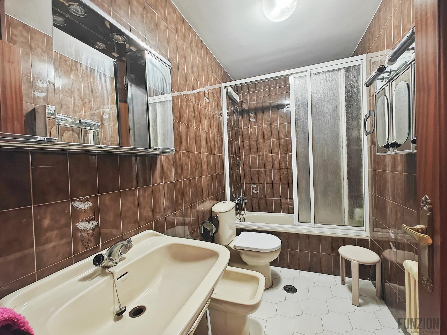 Suite bathroom