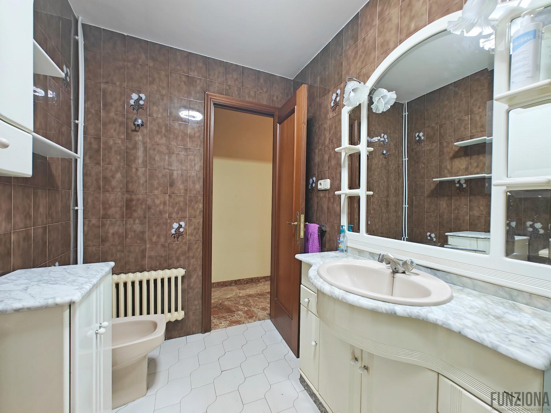 Suite bathroom