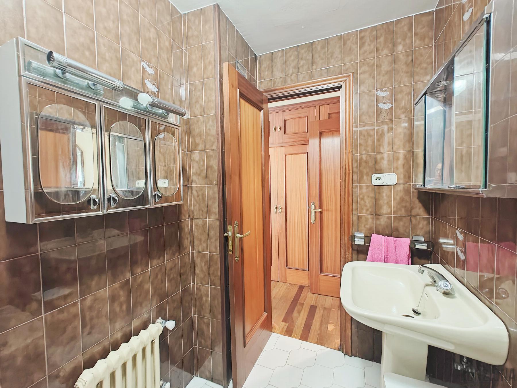 Suite bathroom