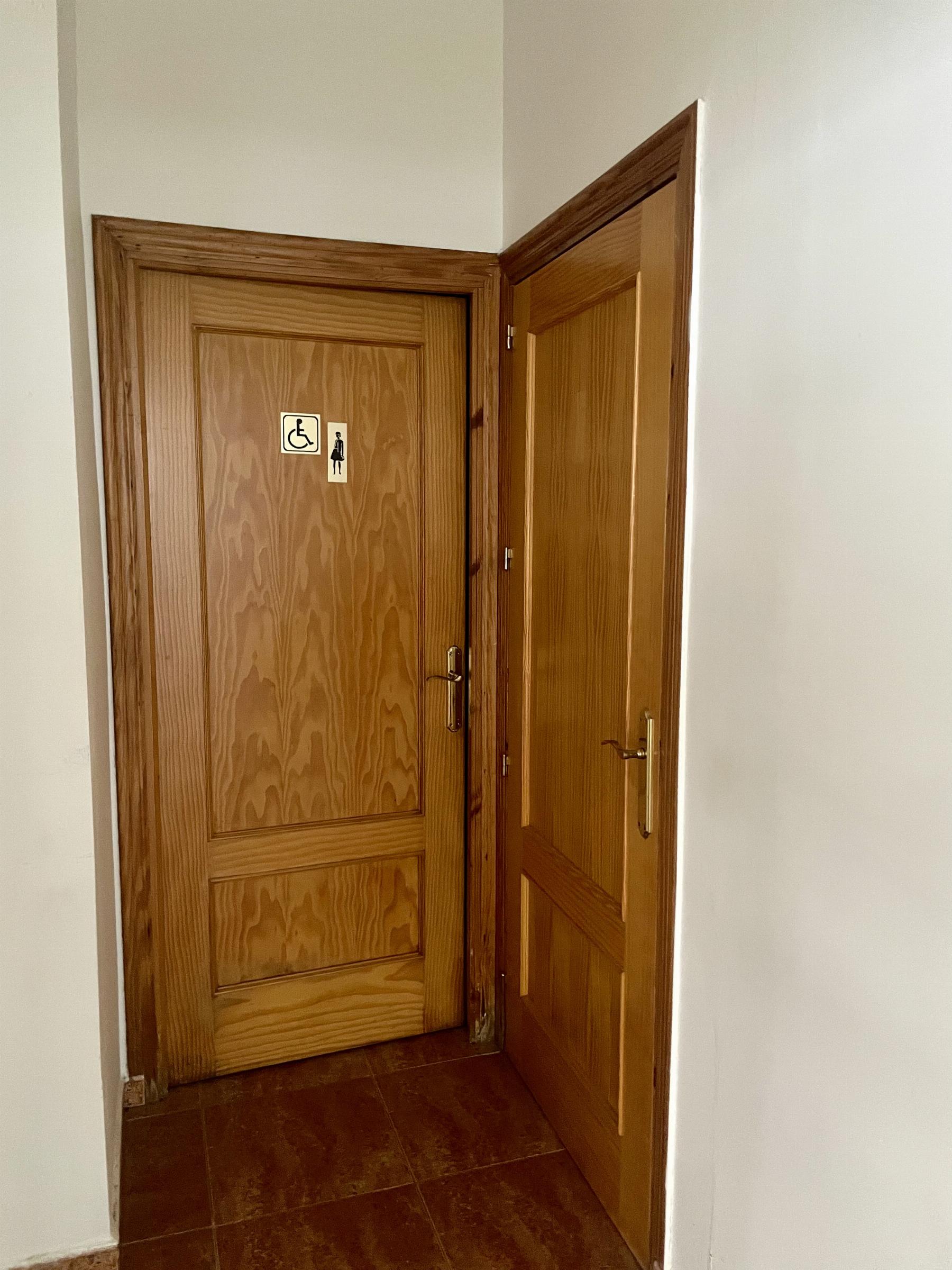 For sale of premises in Lorca