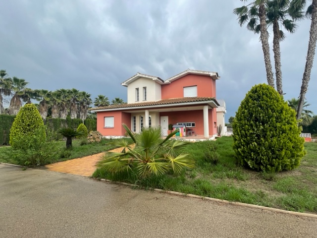 Zu verkaufen von chalet in
 Lorca