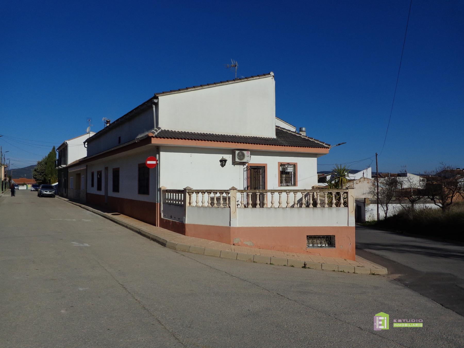 For sale of house in La Font de la Figuera