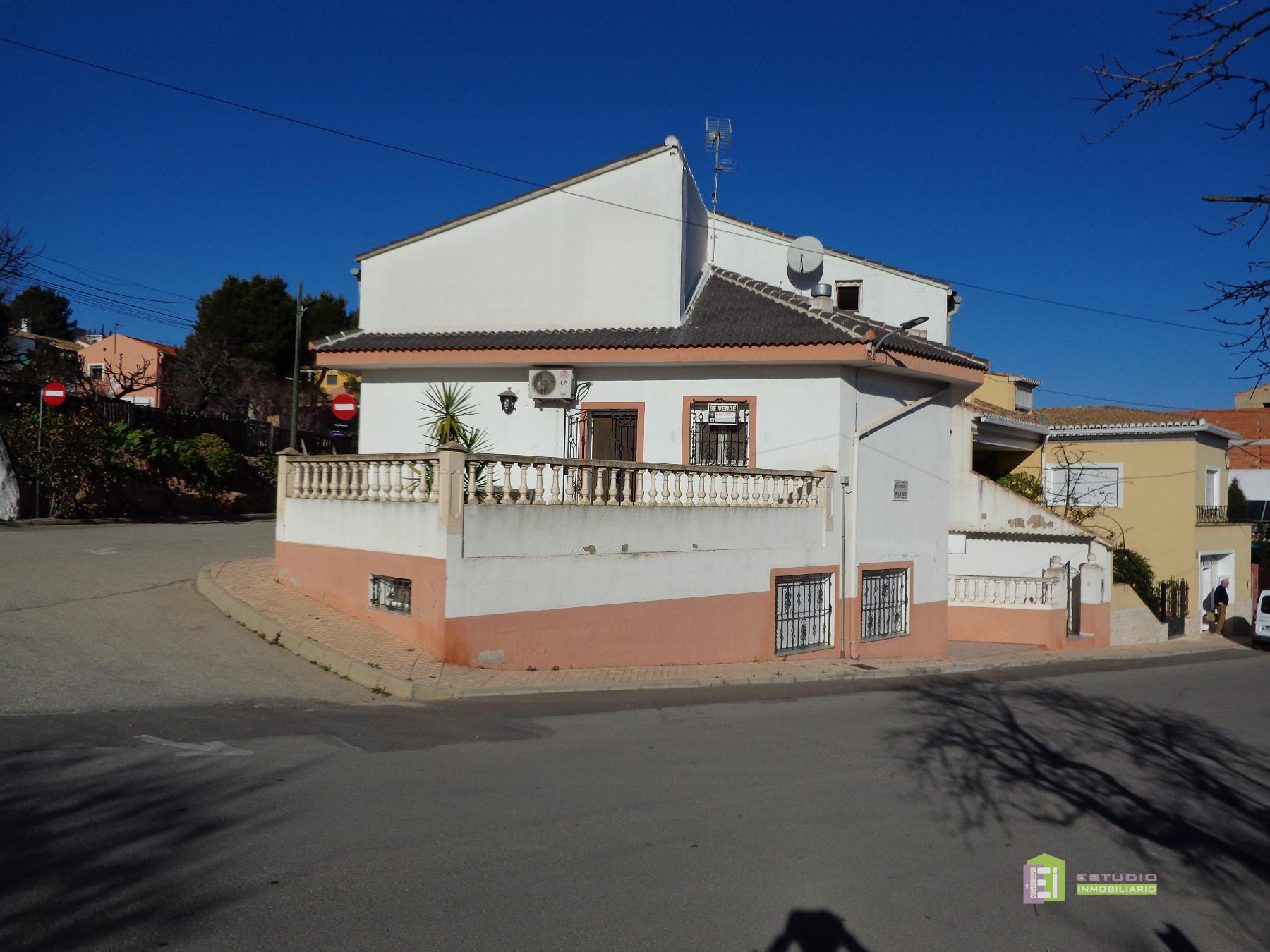 For sale of house in La Font de la Figuera