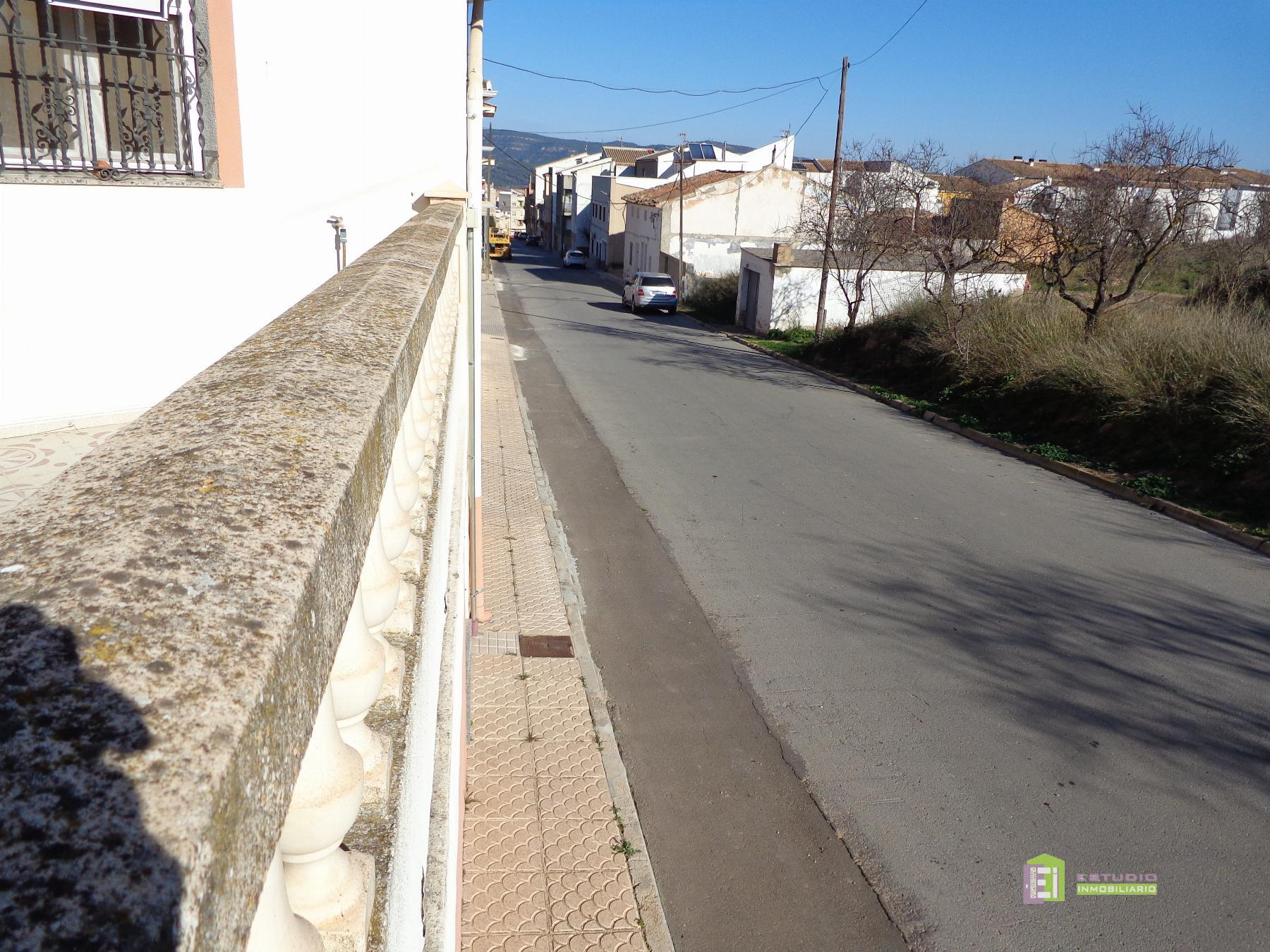 For sale of house in La Font de la Figuera