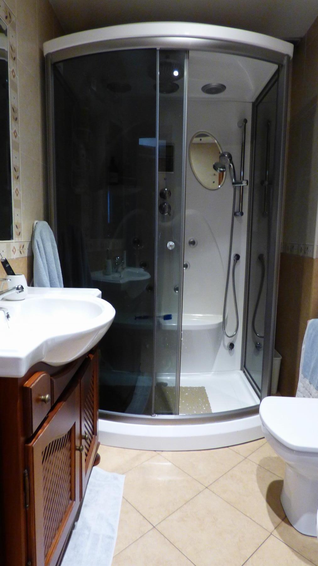 Suite bathroom