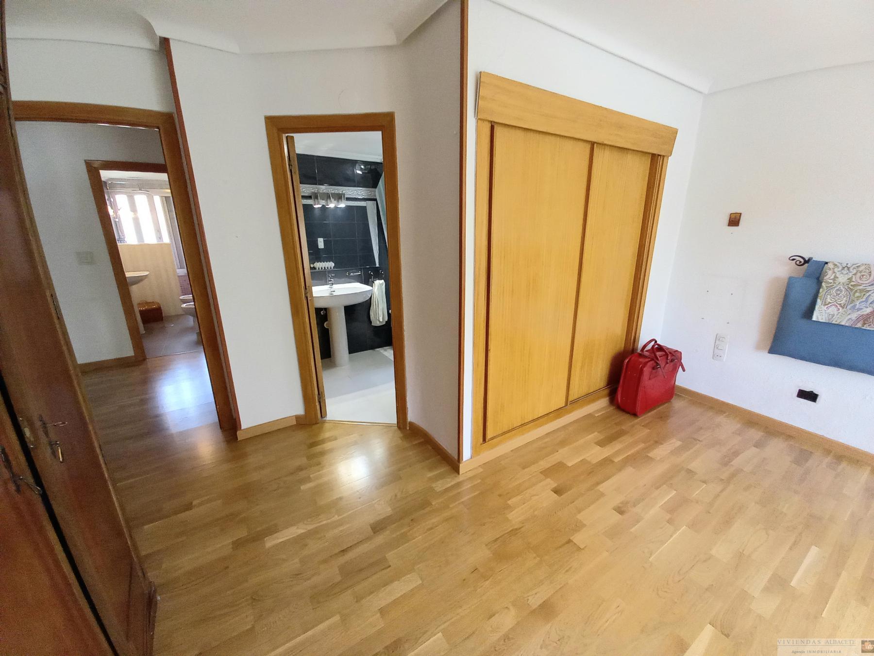 For sale of flat in Albacete