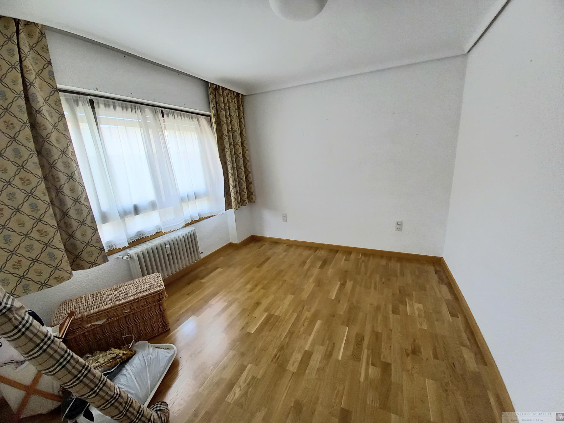For sale of flat in Albacete