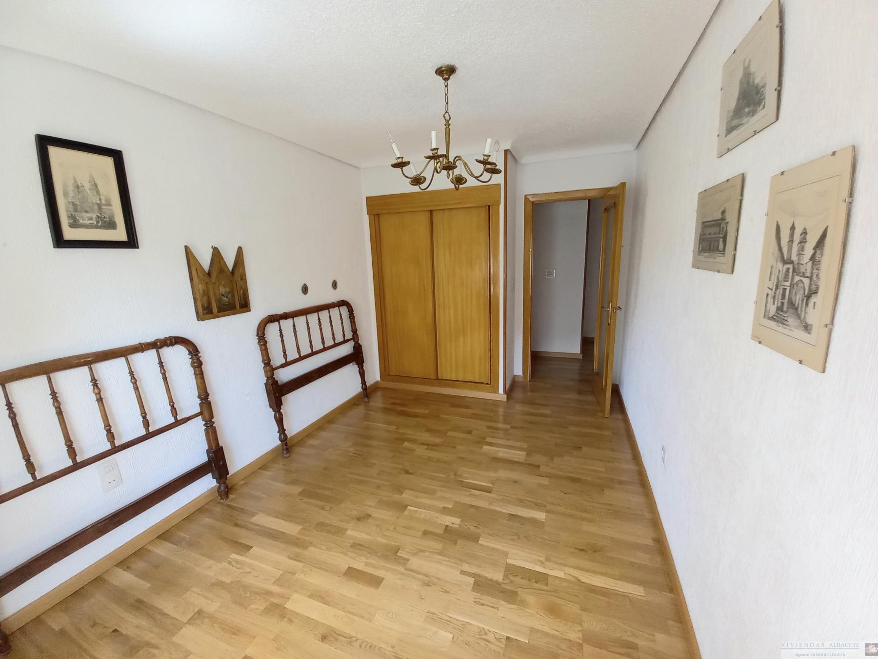 For sale of flat in Albacete