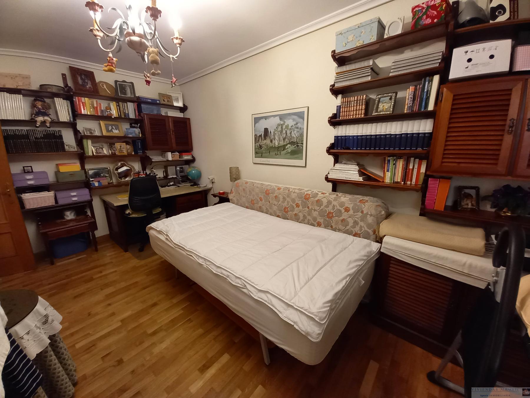 For sale of flat in Albacete