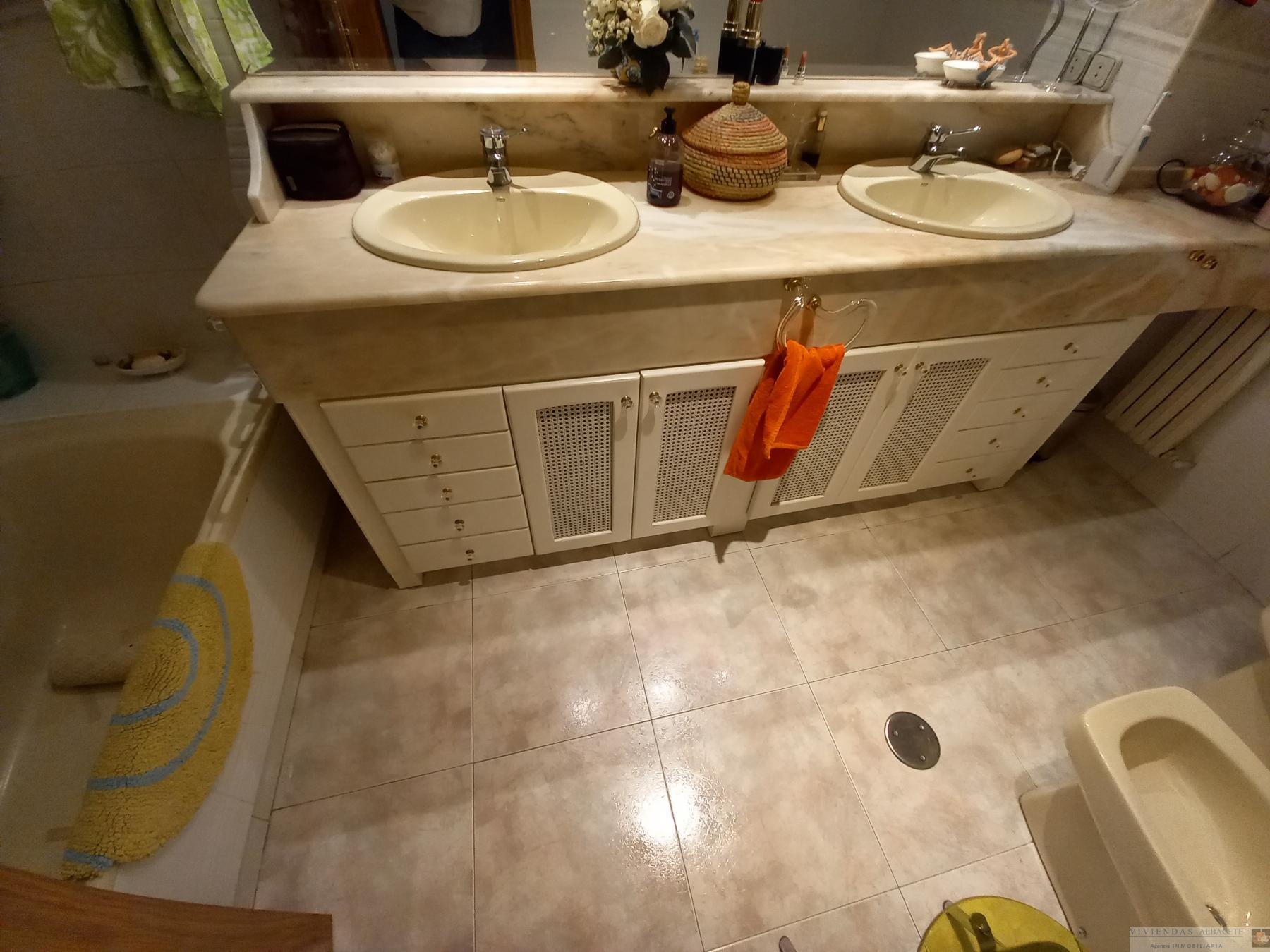 For sale of flat in Albacete