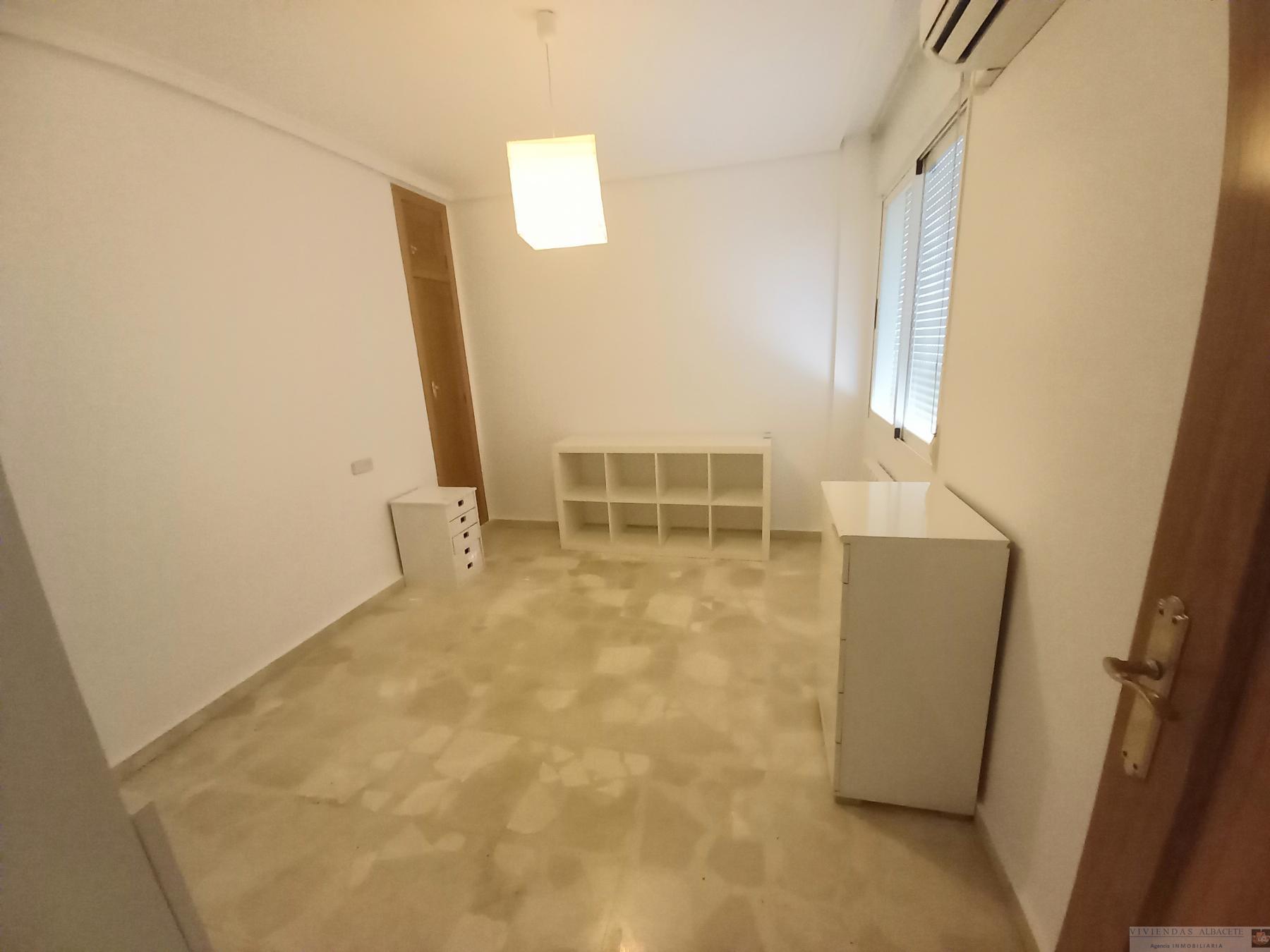 For sale of penthouse in Albacete