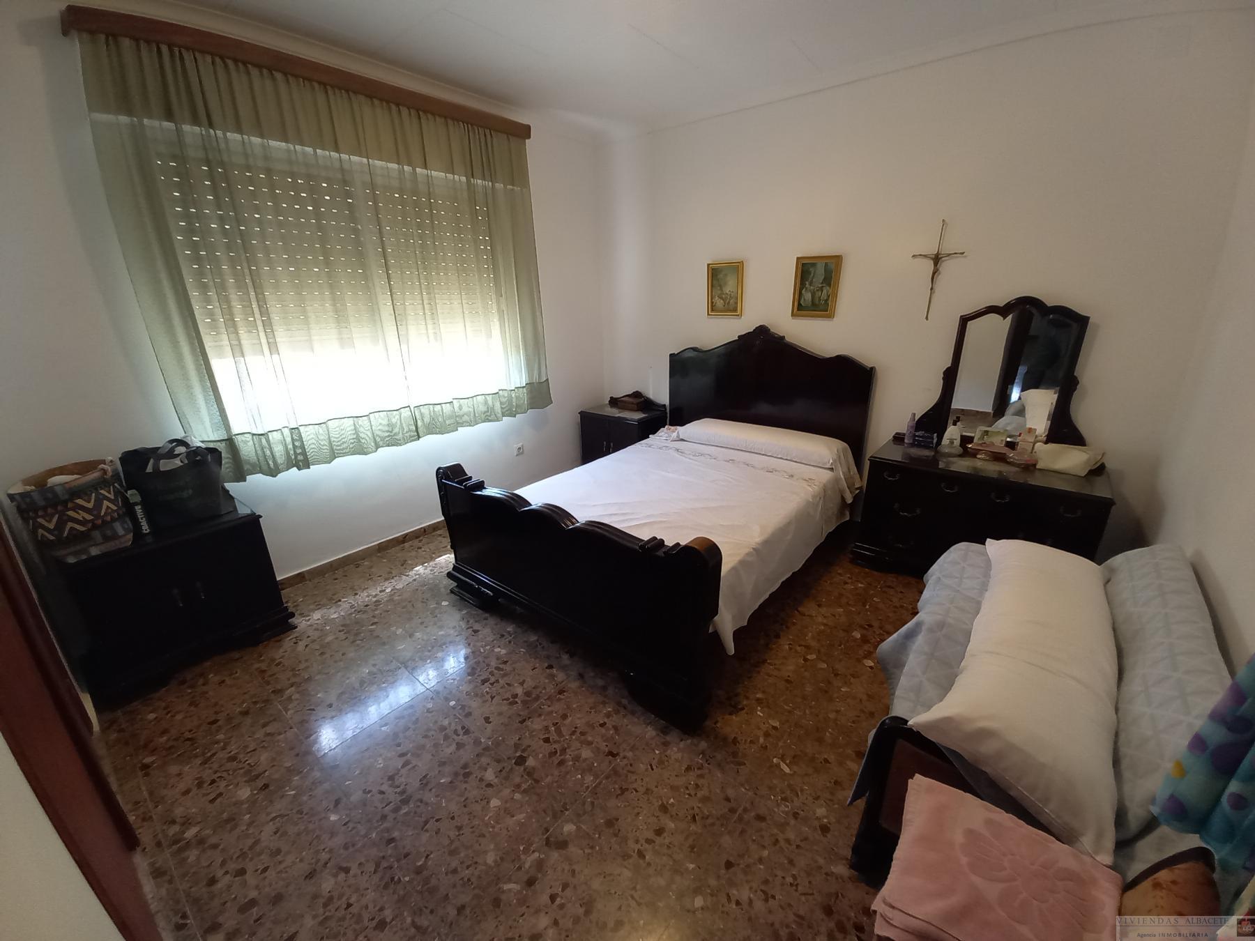 For sale of chalet in Albacete