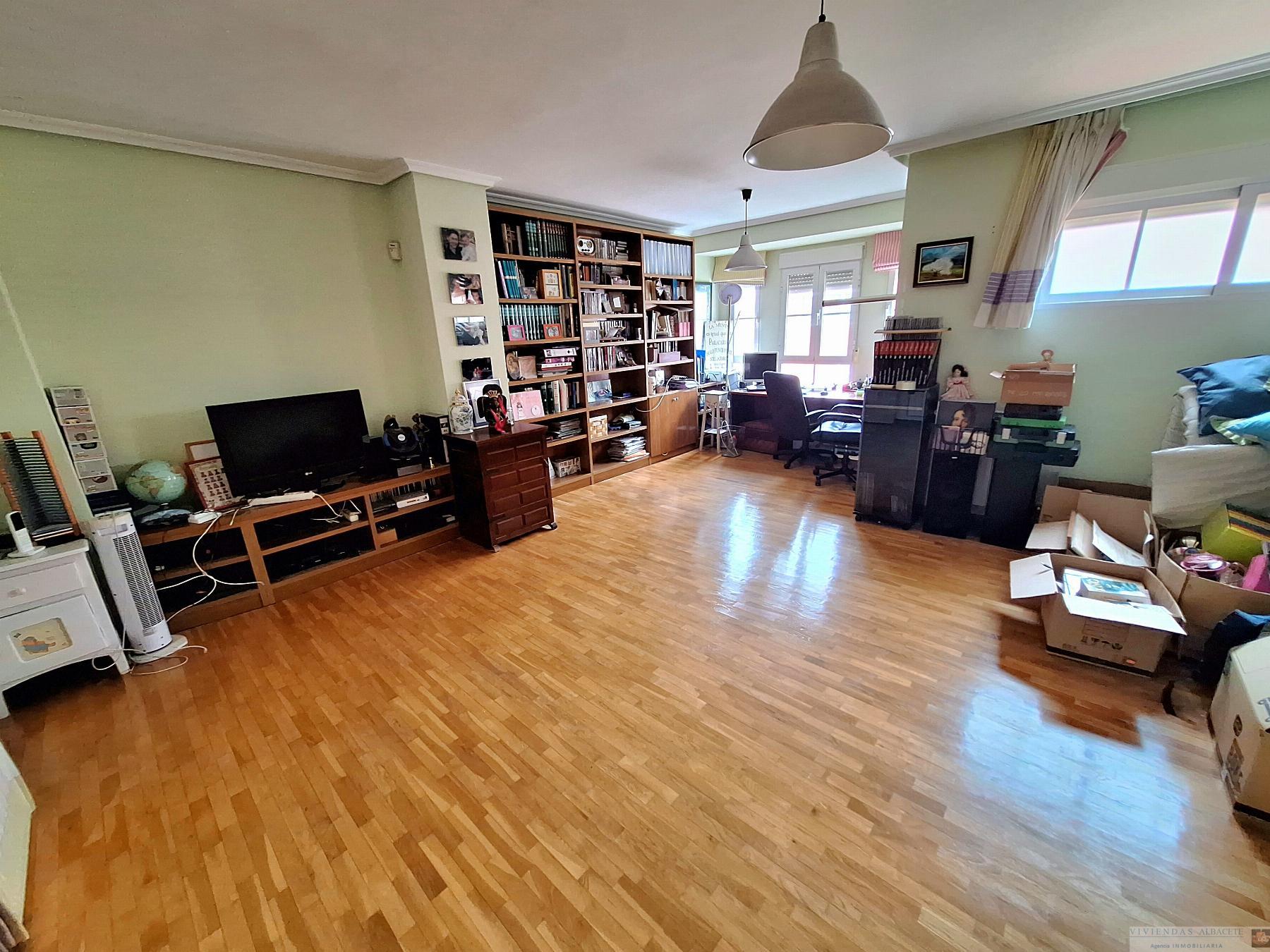 For sale of chalet in Albacete