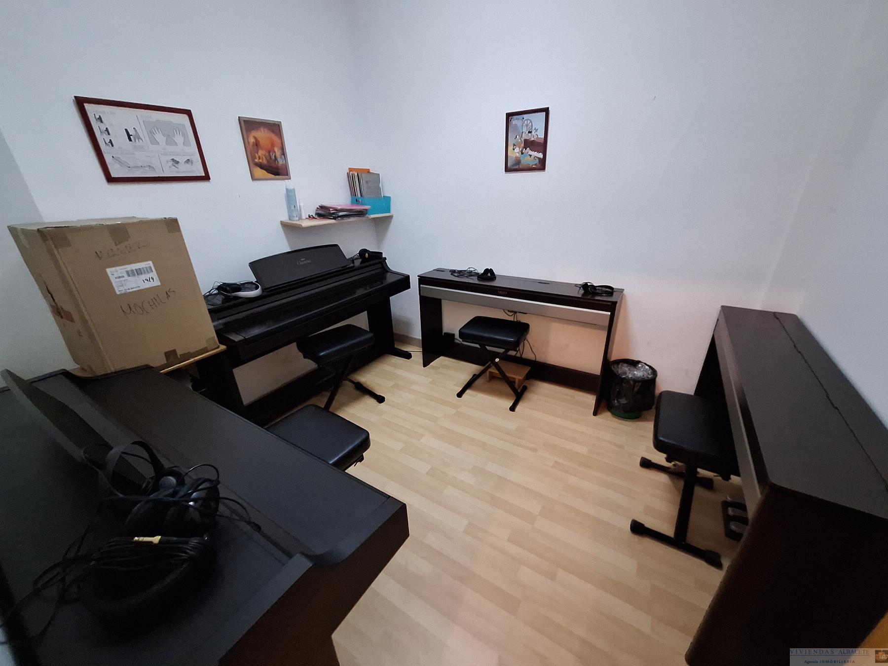 For sale of commercial in Albacete