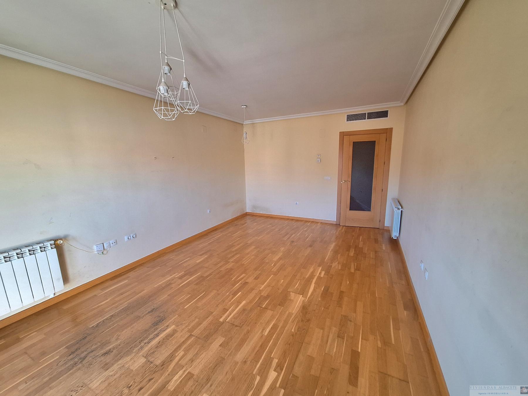For sale of flat in Albacete