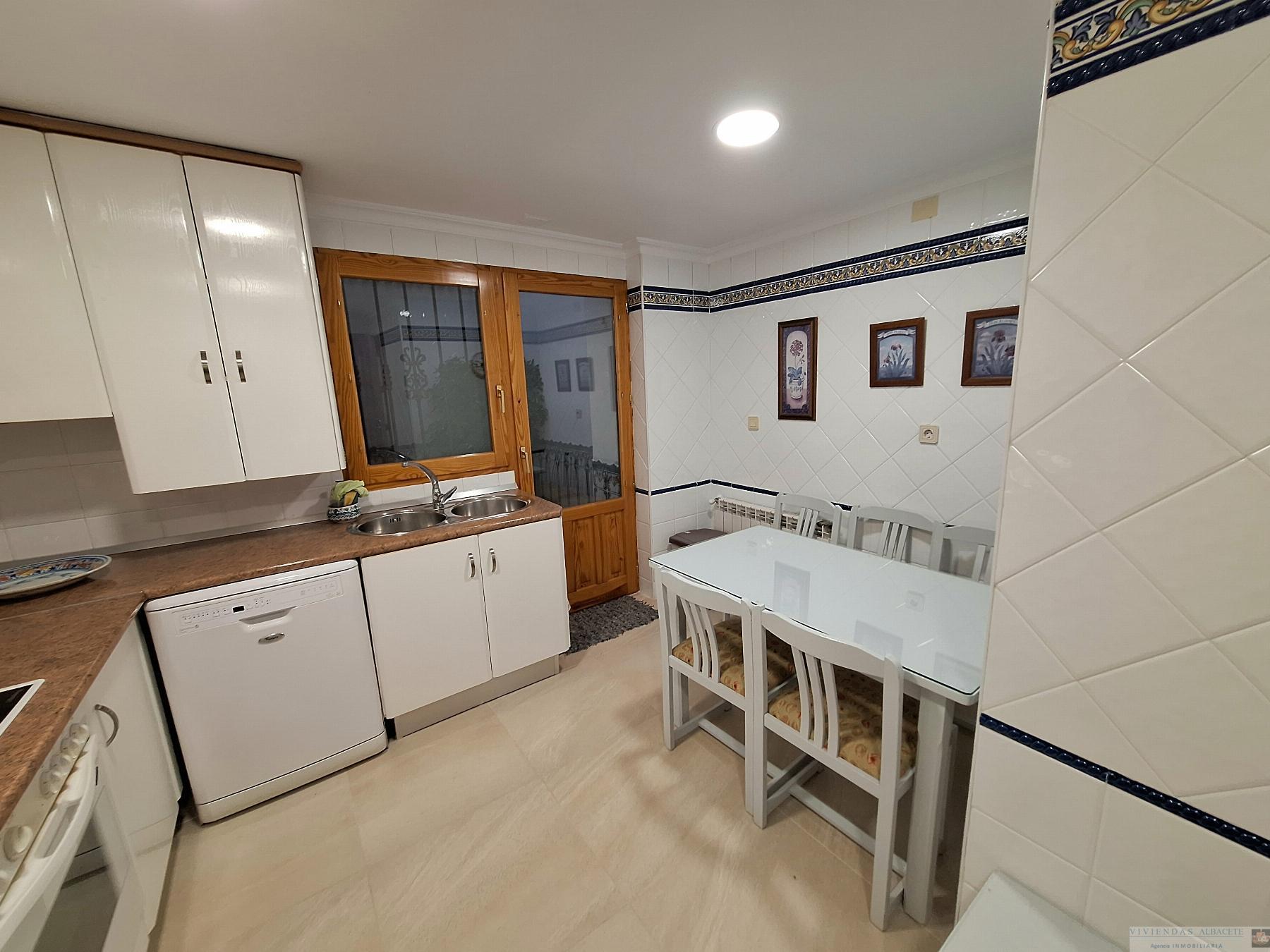 For sale of chalet in Albacete