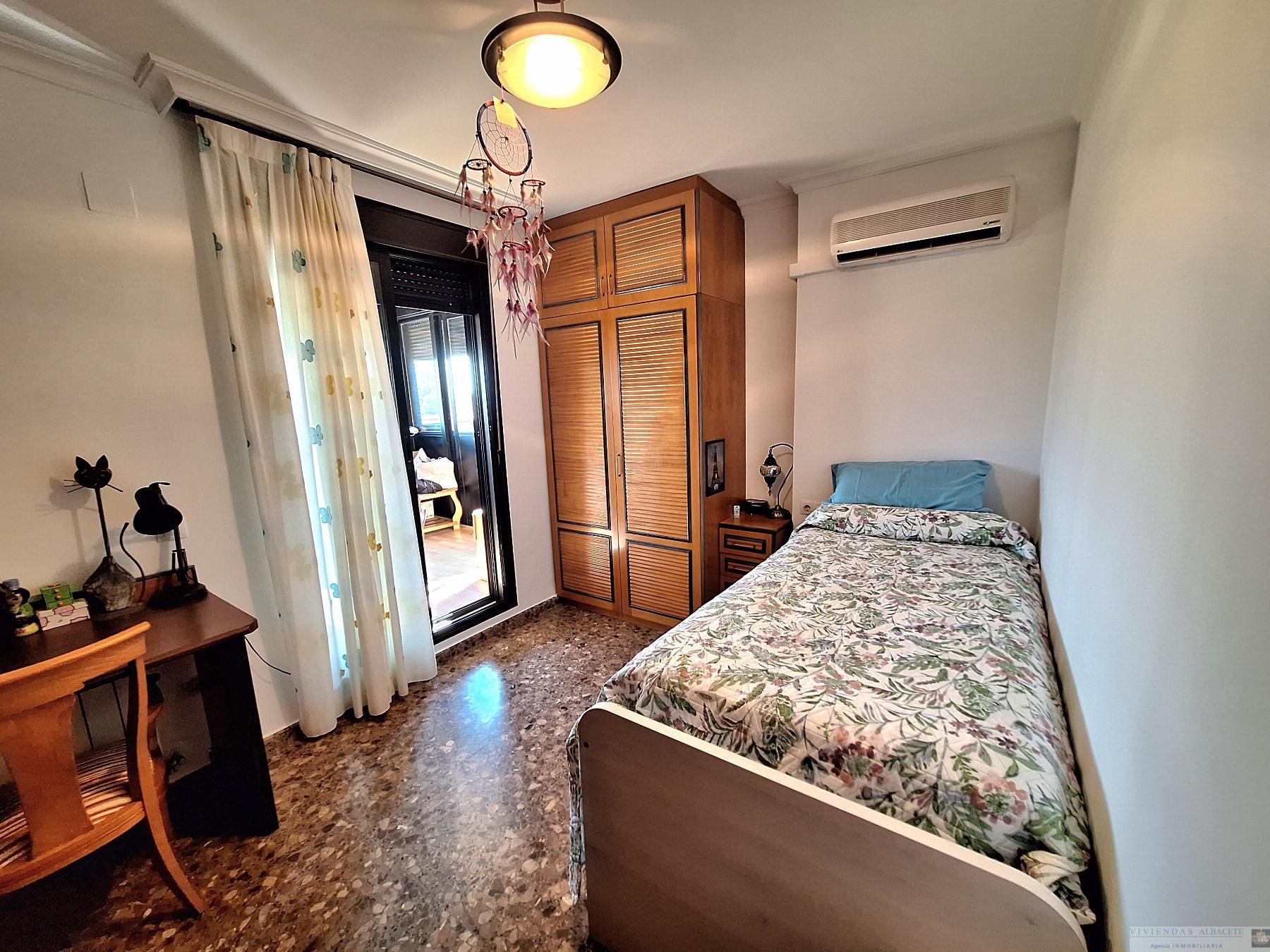 For sale of penthouse in Albacete