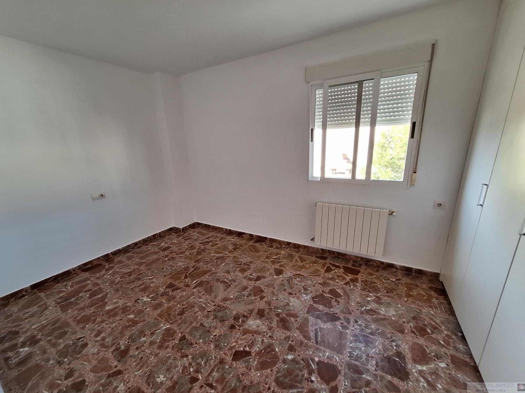 For sale of chalet in Albacete