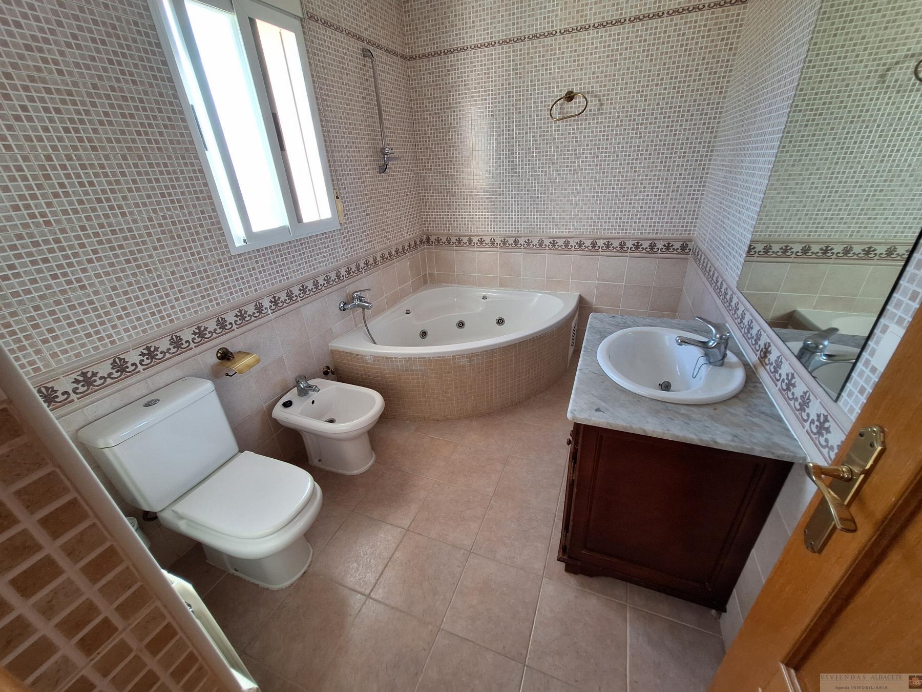 For sale of chalet in Albacete